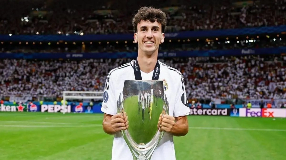 Jacobo Ramón posa con un trofeo conseguido con el Real Madrid