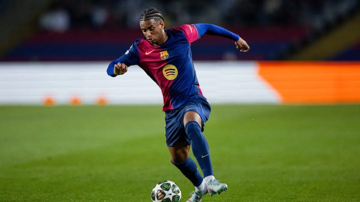 Alejandro Balde durante un partido con el Barcelona