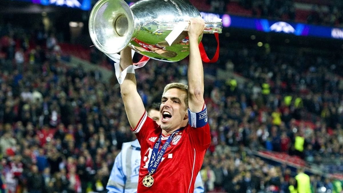 Philipp Lahm levanta el trofeo de la Champions League