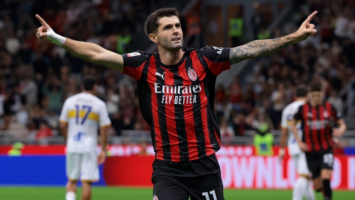 Christian Pulisic celebra un gol anotado con el Milan