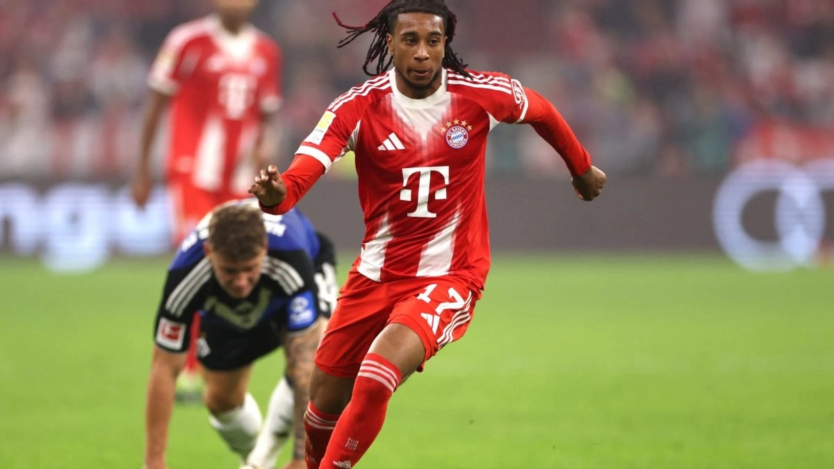 Michael Olise durante un partido con el Bayern de Múnich