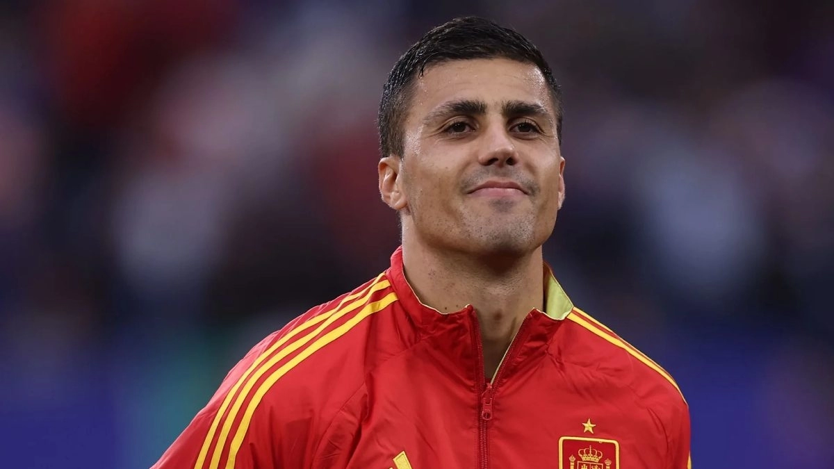 Rodri Hernández before playing a match with Spain