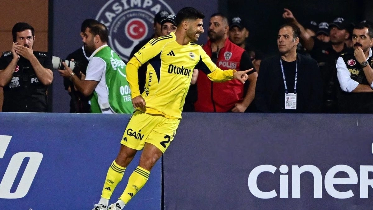 <p>Marco Asensio celebrates a goal scored with Fenerbahçe</p>