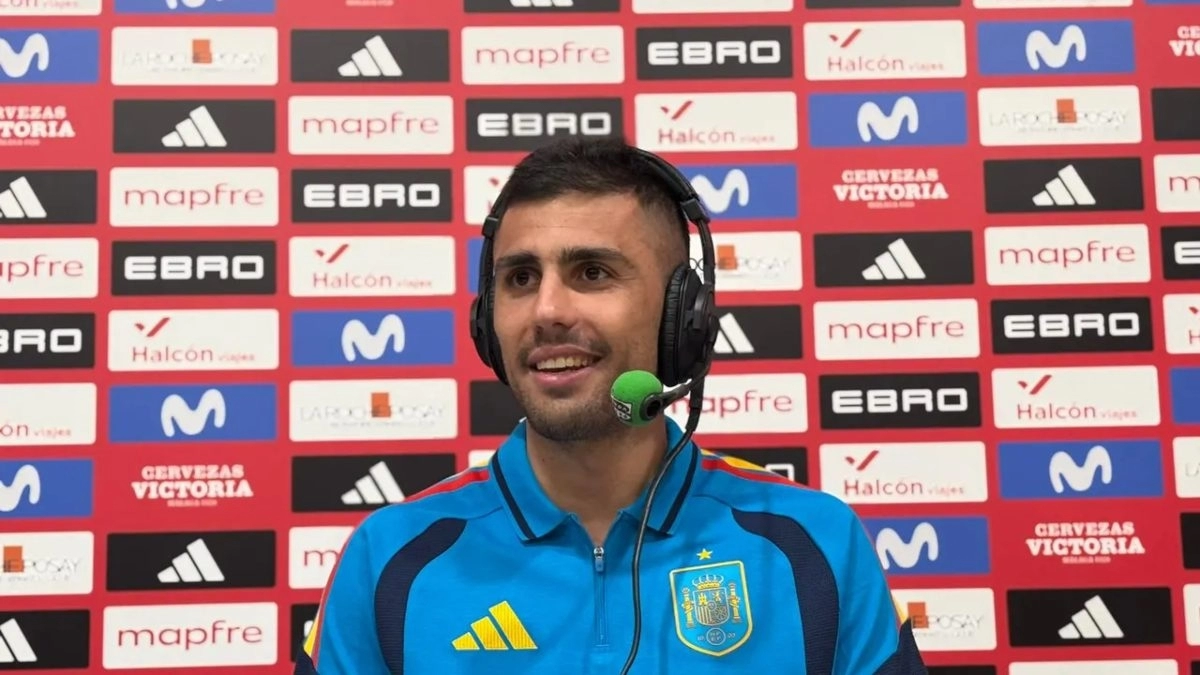 Rodri Hernández durante una rueda de prensa con la selección de España