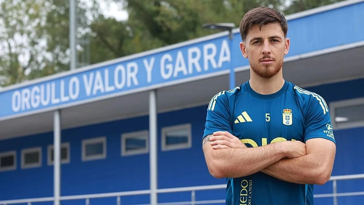 Alberto Reina poses with the colors of Real Oviedo