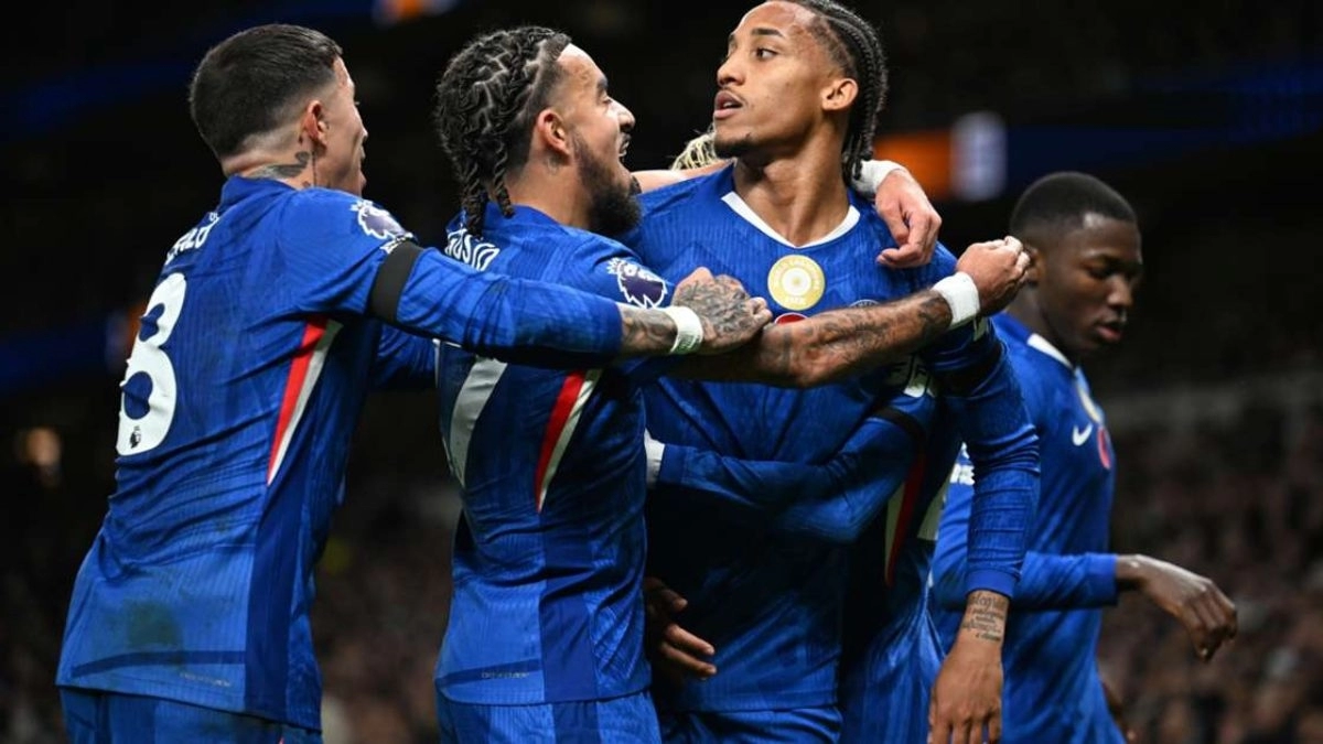 Los jugadores del Chelsea celebran un gol de Joao Pedro