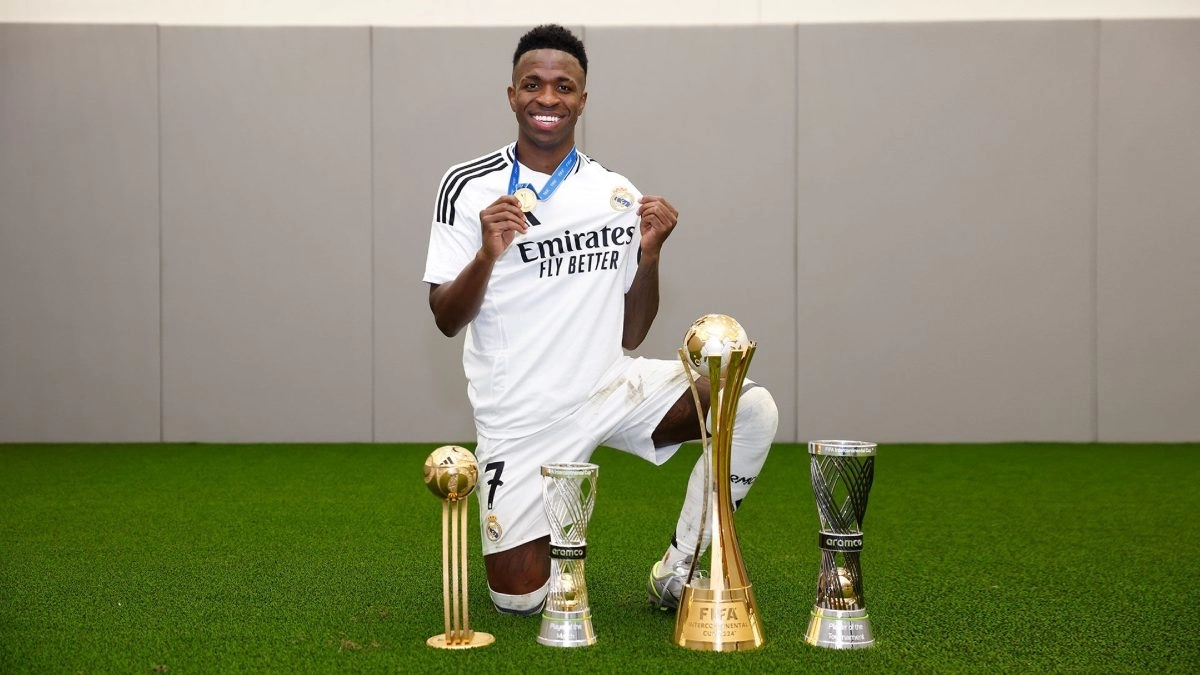 Vinicius posa con los trofeos del Real Madrid