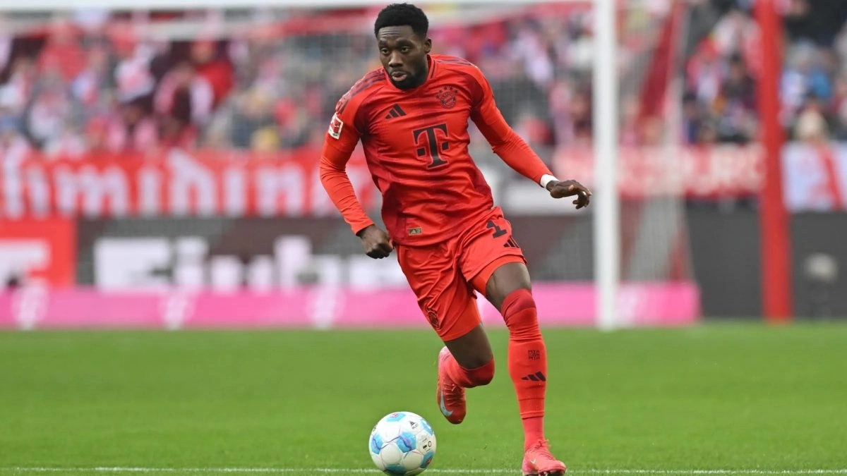 Alphonso Davies durante un partido con el Bayern de Múnich