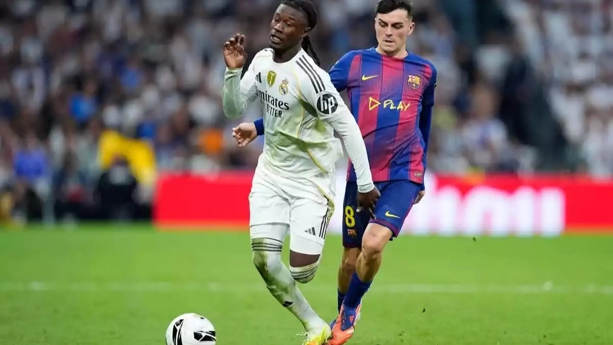 Camavinga y Pedri durante un Real Madrid - Barcelona