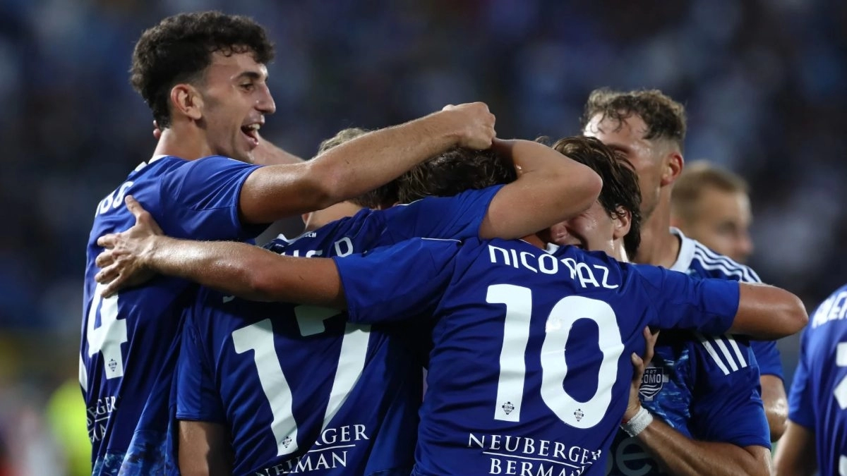 The Como players celebrate a goal.