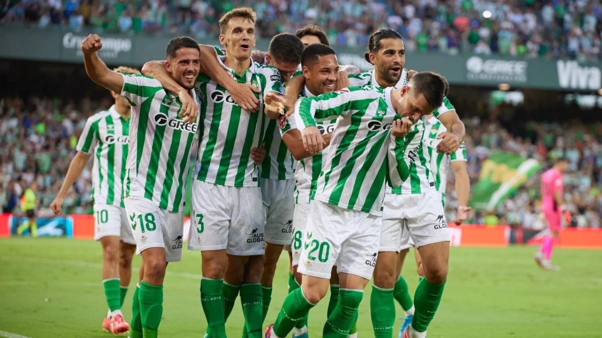 <p>The players of Real Betis celebrate a goal</p>