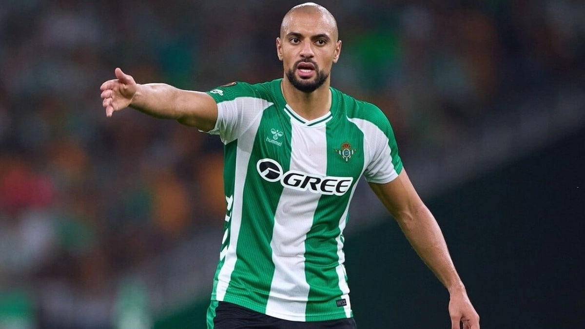 Sofyan Amrabat durante un partido con el Real Betis