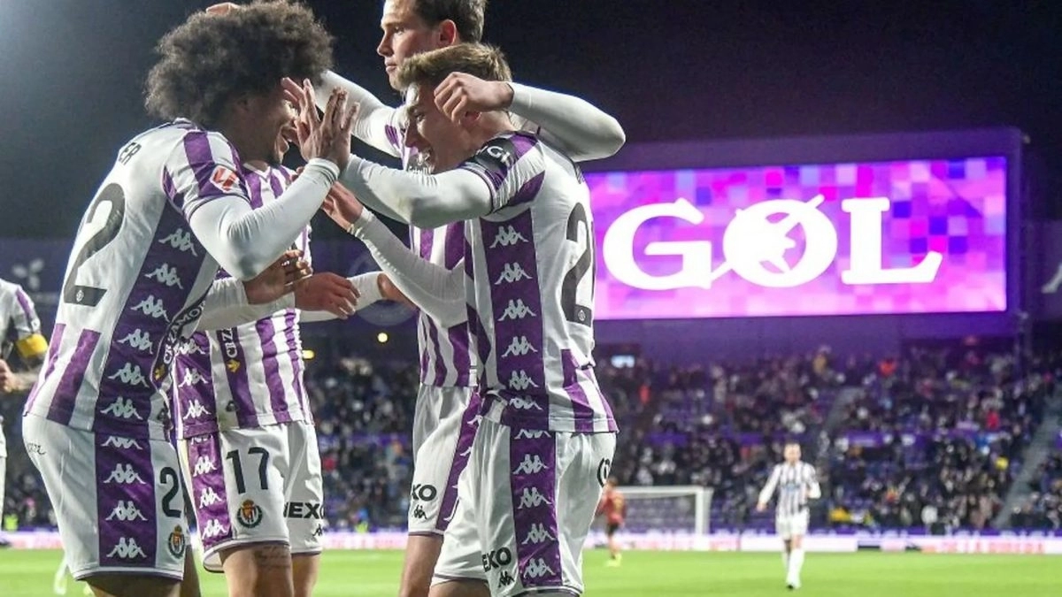 Los jugadores del Real Valladolid celebran un gol