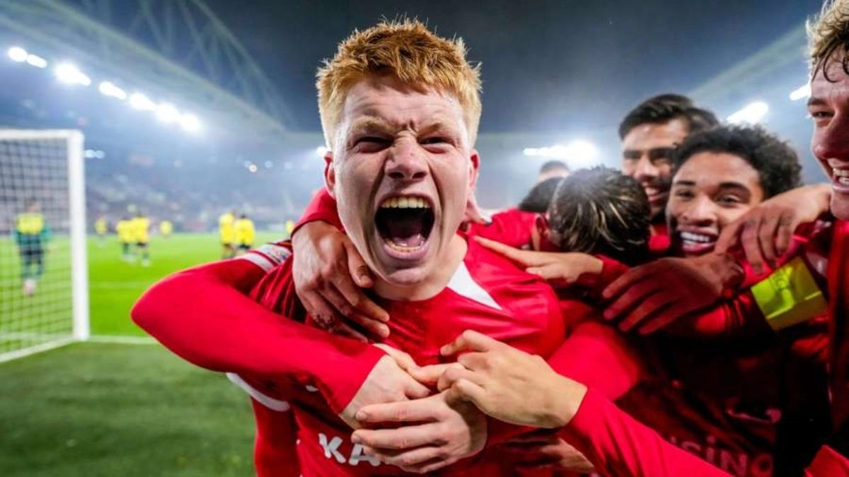 Kees Smit celebra un gol anotado con el AZ Alkmaar
