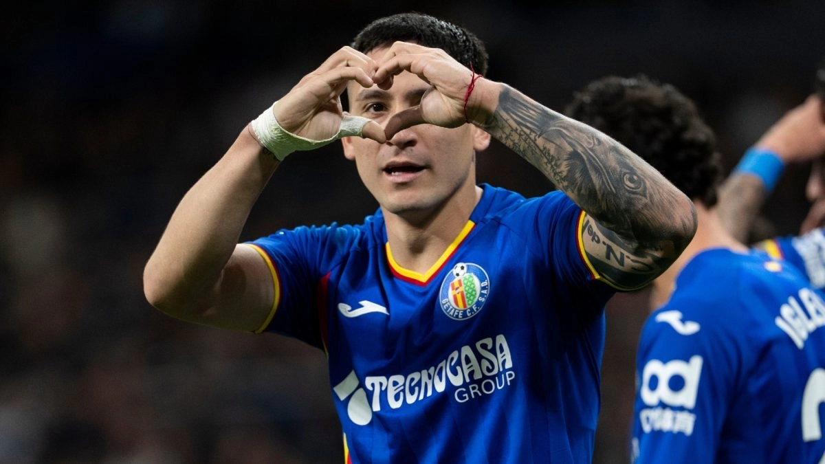 Martín Satriano celebrates a goal scored with Getafe