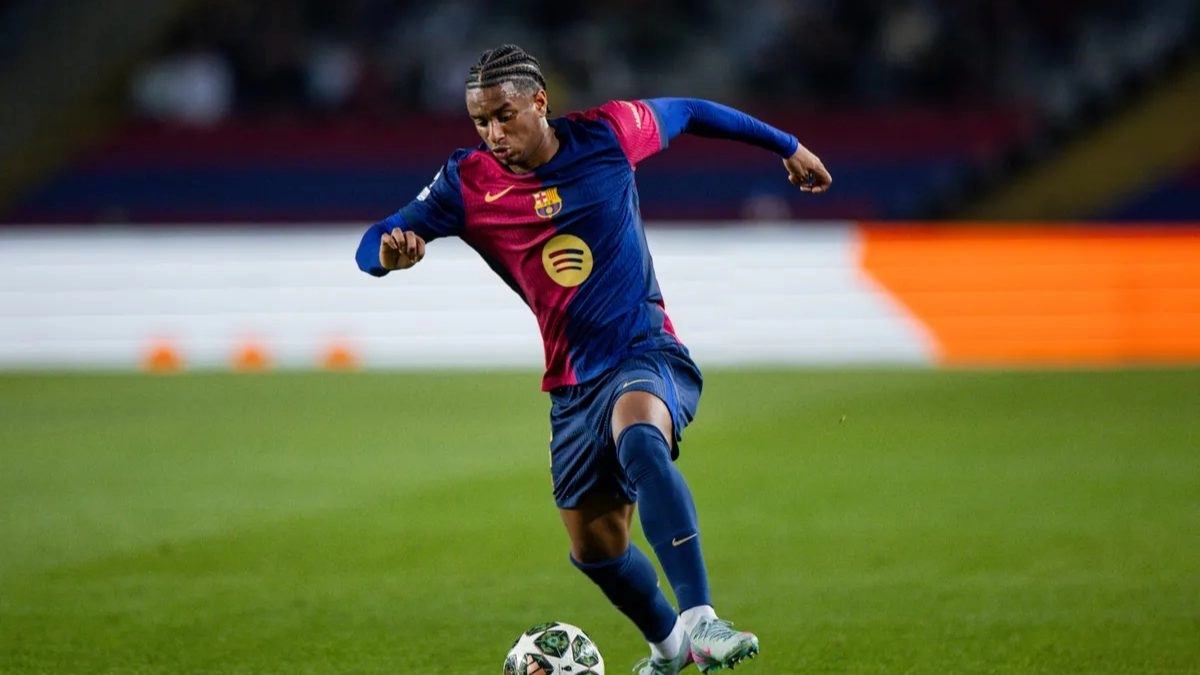 Alejandro Balde durante un partido con el Barcelona