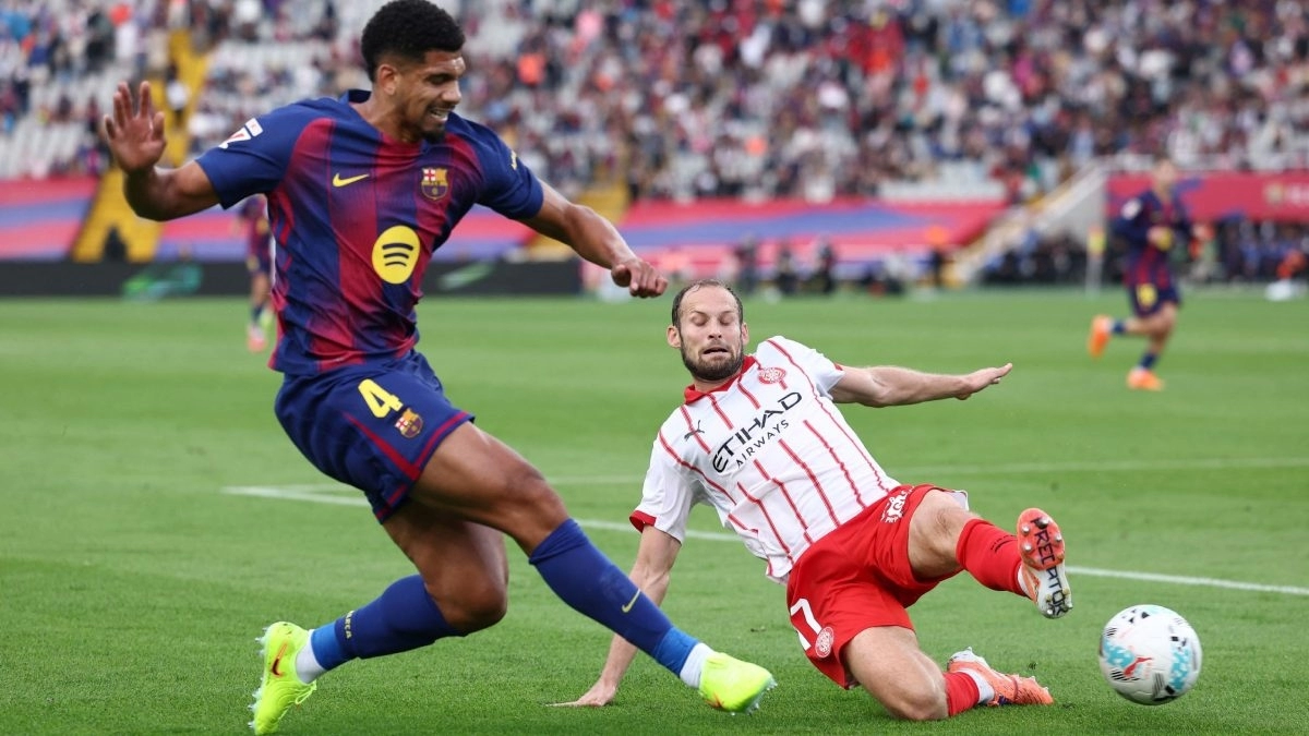 Ronald Araujo durante un FC Barcelona - Girona