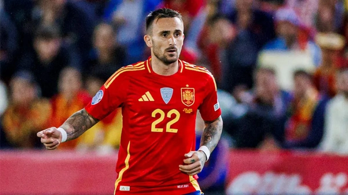 Aleix García durante un partido con la selección española