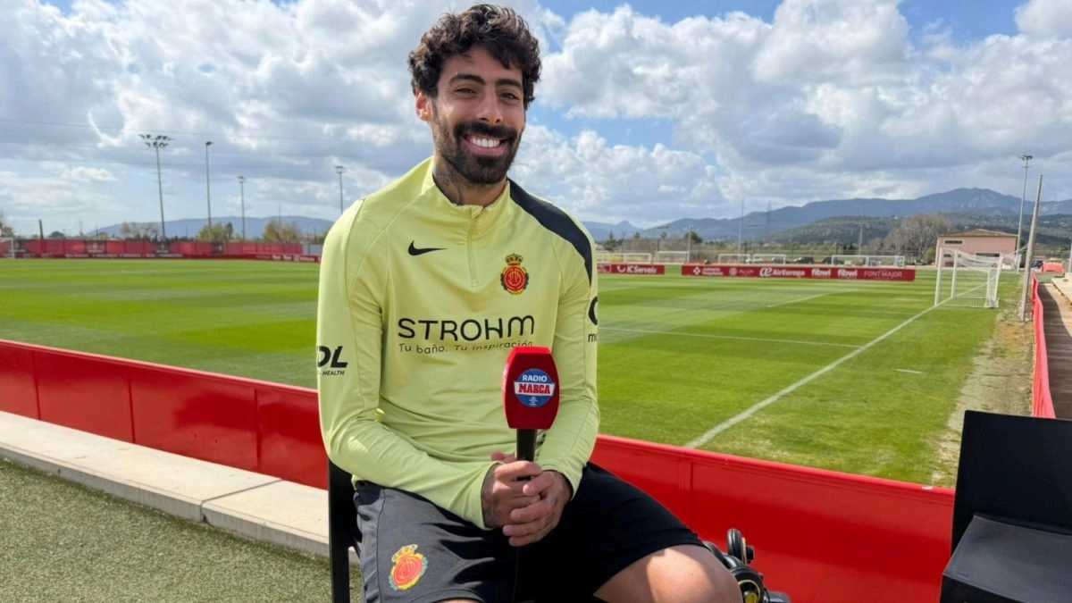 Samú Costa con los colores del Mallorca durante una entrevista