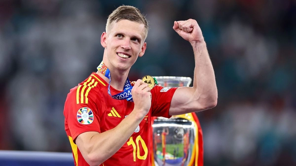Dani Olmo celebra la Eurocopa con España