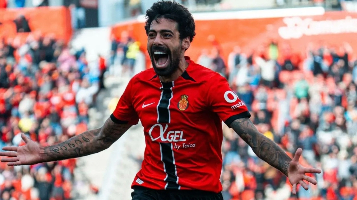 Samu Costa se aleja del Real Betis