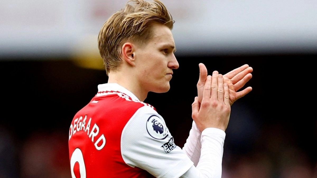 Martin Odegaard aplaude a los aficionados del Arsenal tras un partido