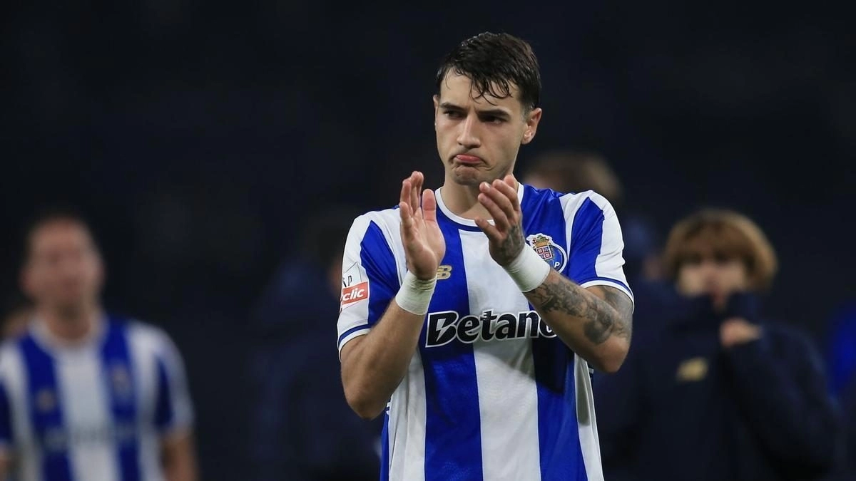 Jakub Kiwior aplaude a los aficionados del Oporto tras un partido
