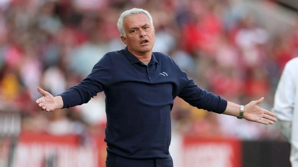 José Mourinho during a Benfica match