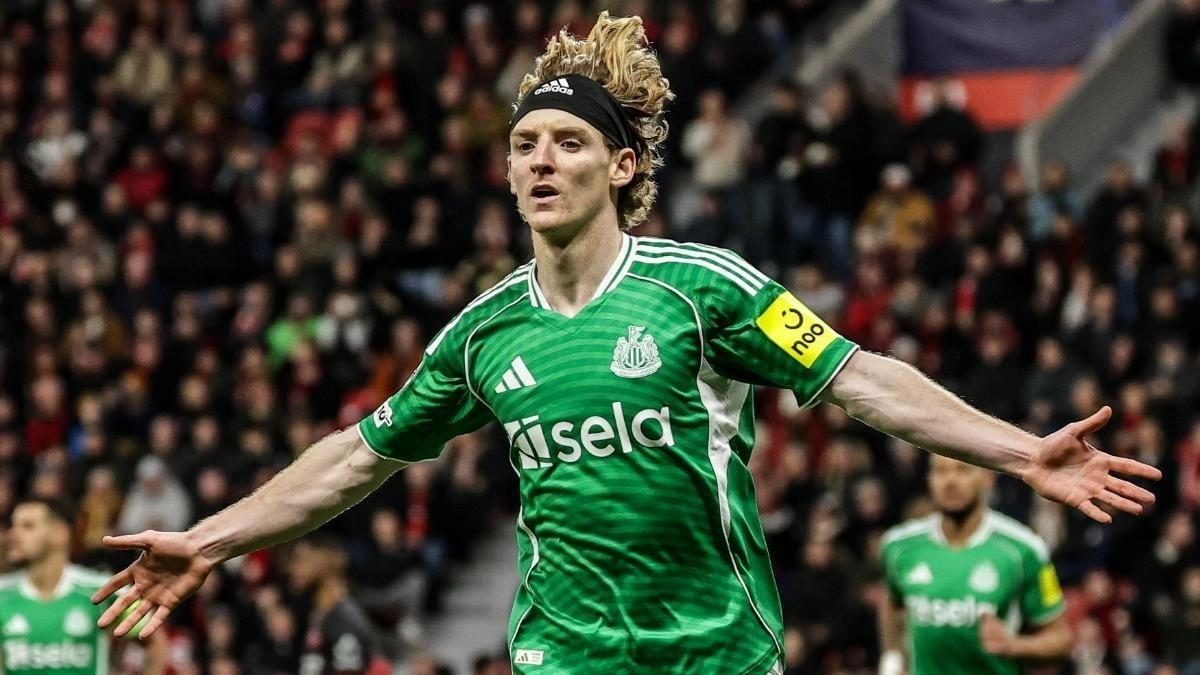 Anthony Gordon celebra un gol anotado con el Newcastle