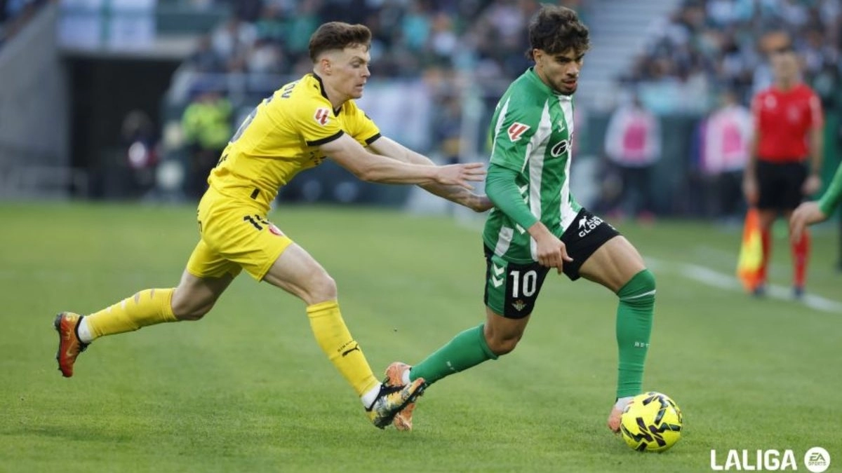 Ez Abde y Viktor Tsygankov durante un Real Betis - Girona