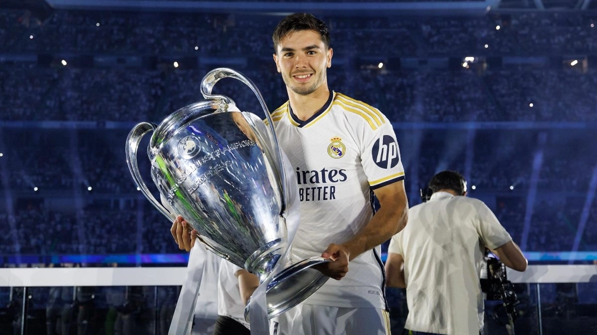 Brahim posa con el trofeo de la Champions League