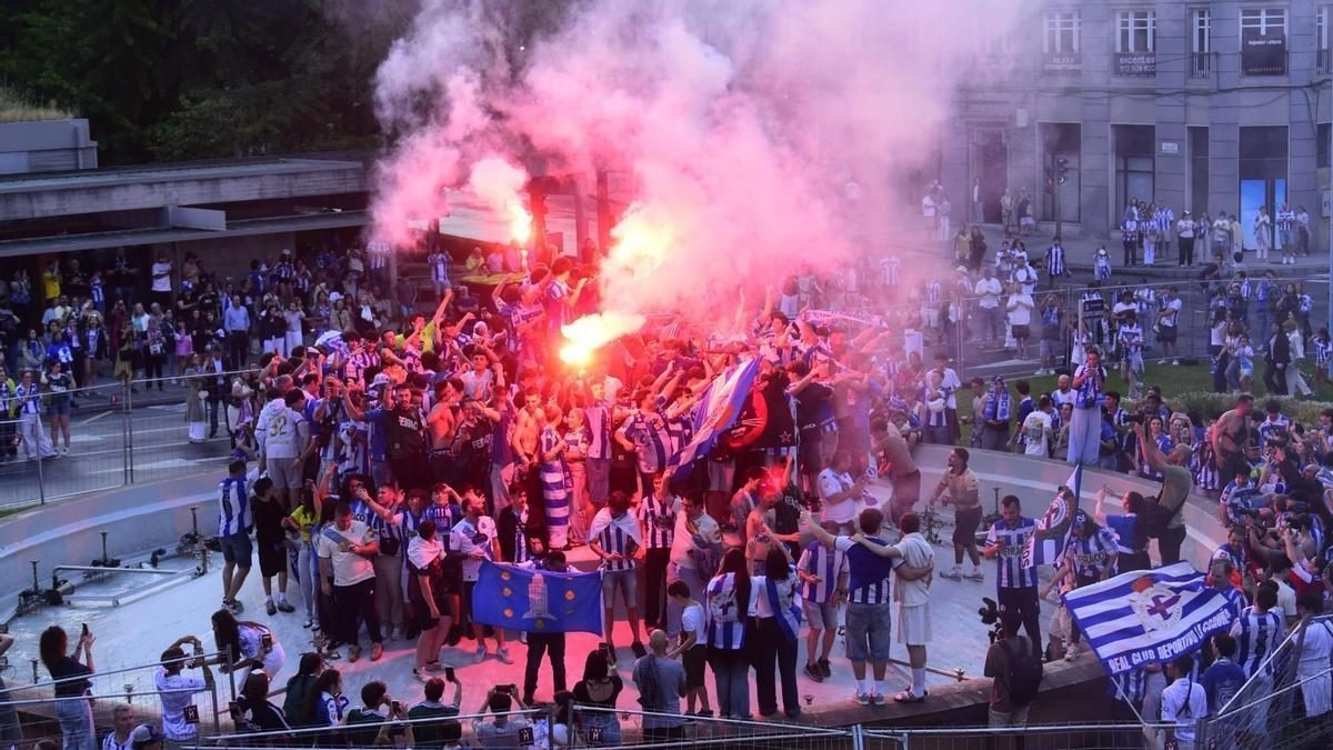 Los aficionados del Deportivo celebran el ascenso a Primera División