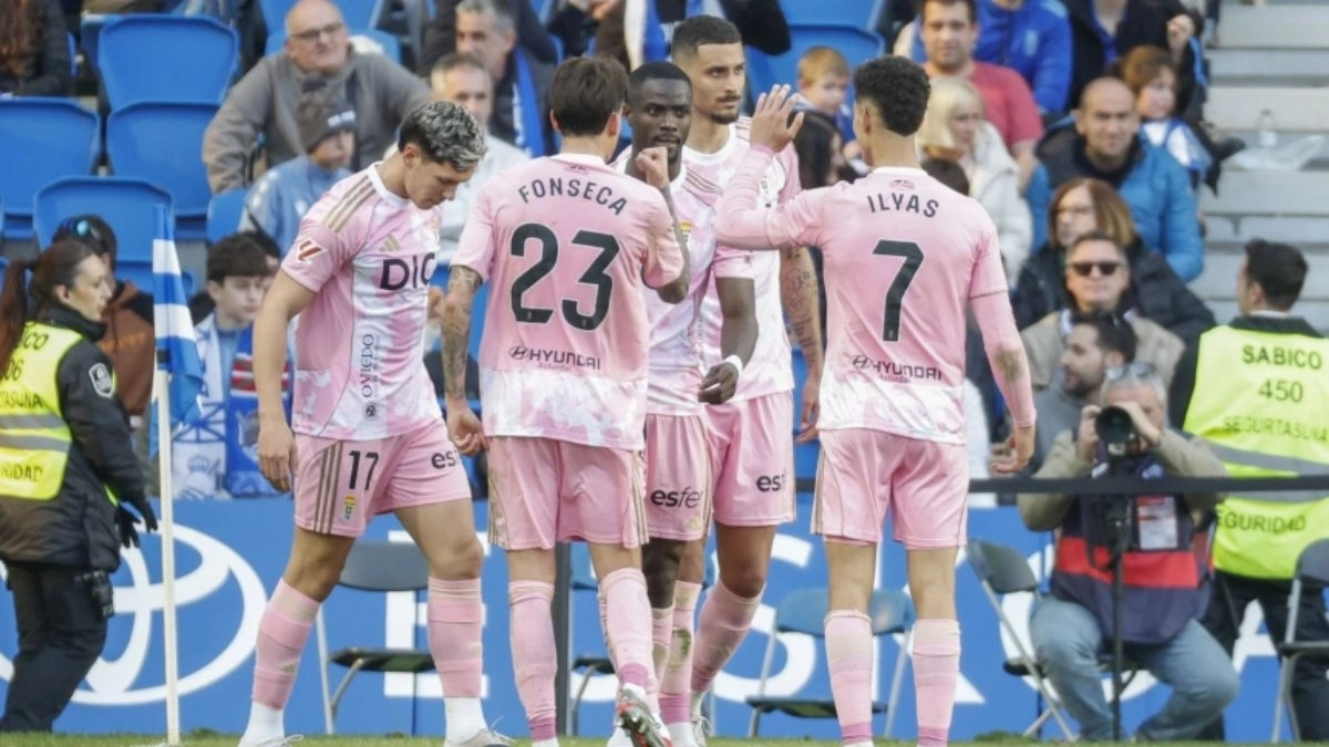 Los jugadores del Real Oviedo celebran un gol