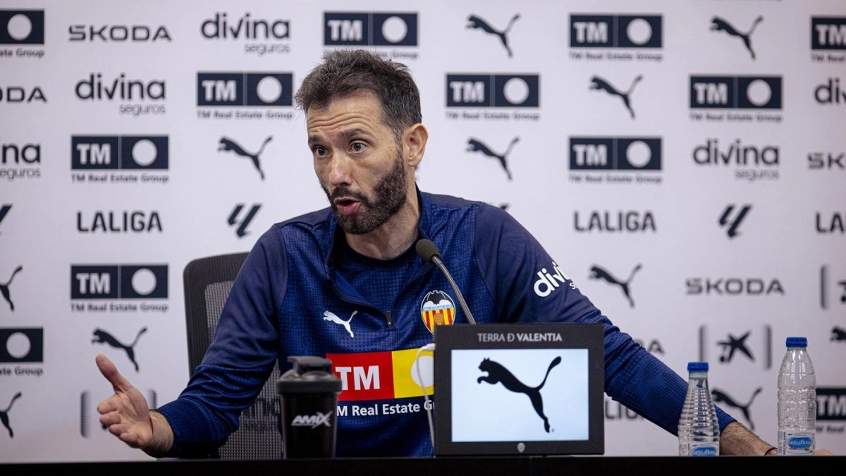 Carlos Corberán durante una rueda de prensa con el Valencia