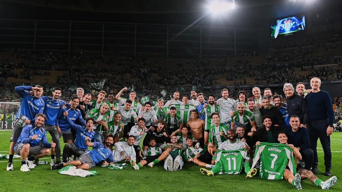 Los jugadores del Real Betis celebran la clasificación a la Champions League