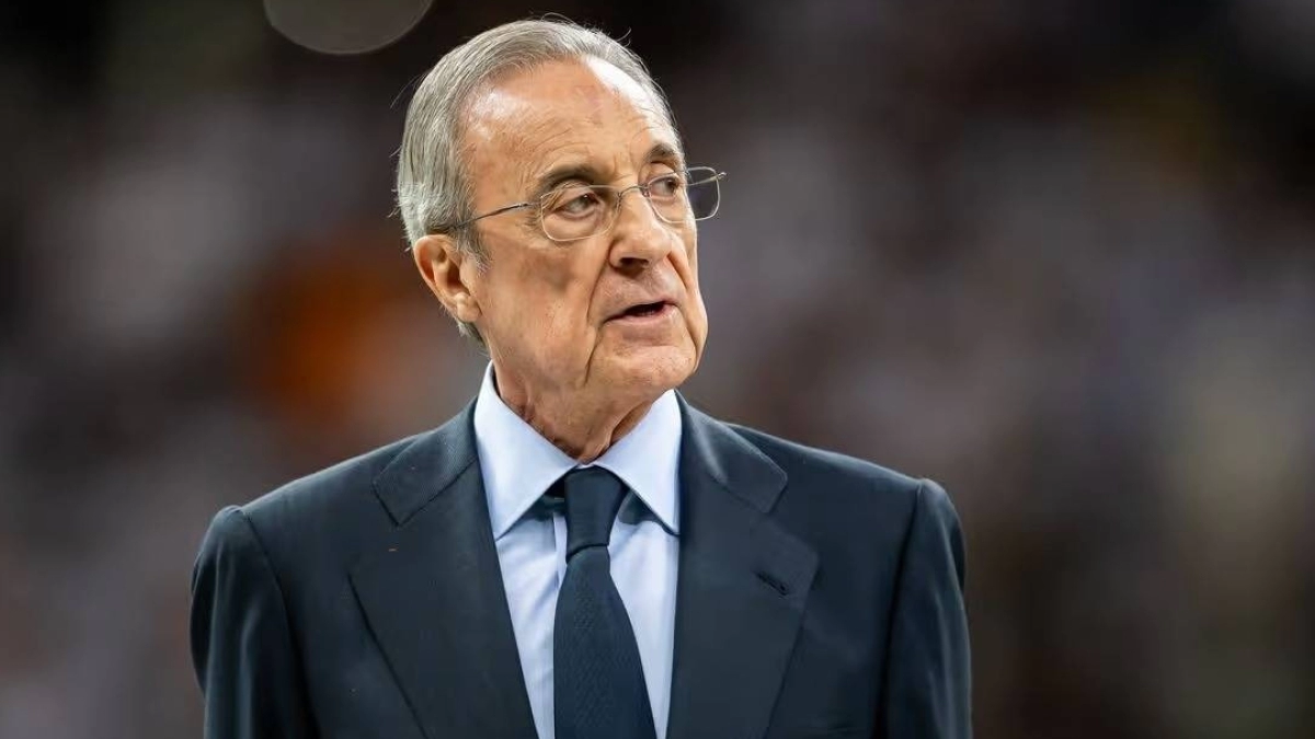 El Real Madrid ha decidido acudir al mercado estival para contratar un lateral izquierdo tras confirmarse la grave lesión de Ferland Mendy, quien estará cinco meses de baja. A este contratiempo se suma el decepcionante rendimiento de Álvaro Carreras, señalado por su bajo nivel y presuntos incidentes fuera del terreno de juego.  Con Fran García en la rampa de salida y Álvaro Arbeloa ejerciendo de interino, el club maneja tres nombres estratégicos: Riccardo Calafiori, Myles Lewis-Skelly y Nathaniel Brown. La 
