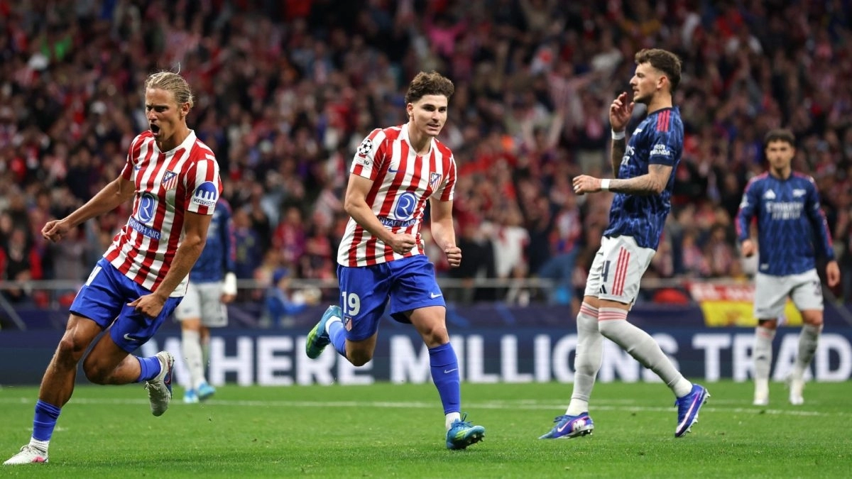 Julián Álvarez and Marcos Llorente celebrate a goal from Atlético de Madrid against Arsenal.