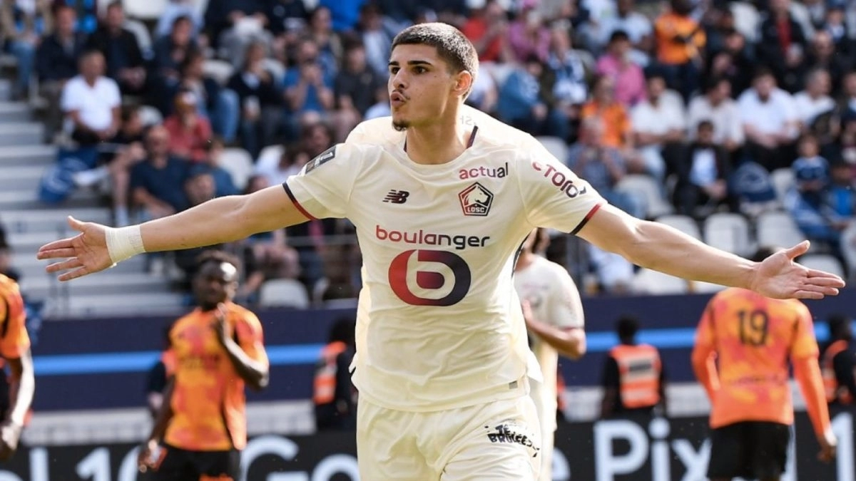 Matías Fernández-Pardo celebrates a goal scored with Lille