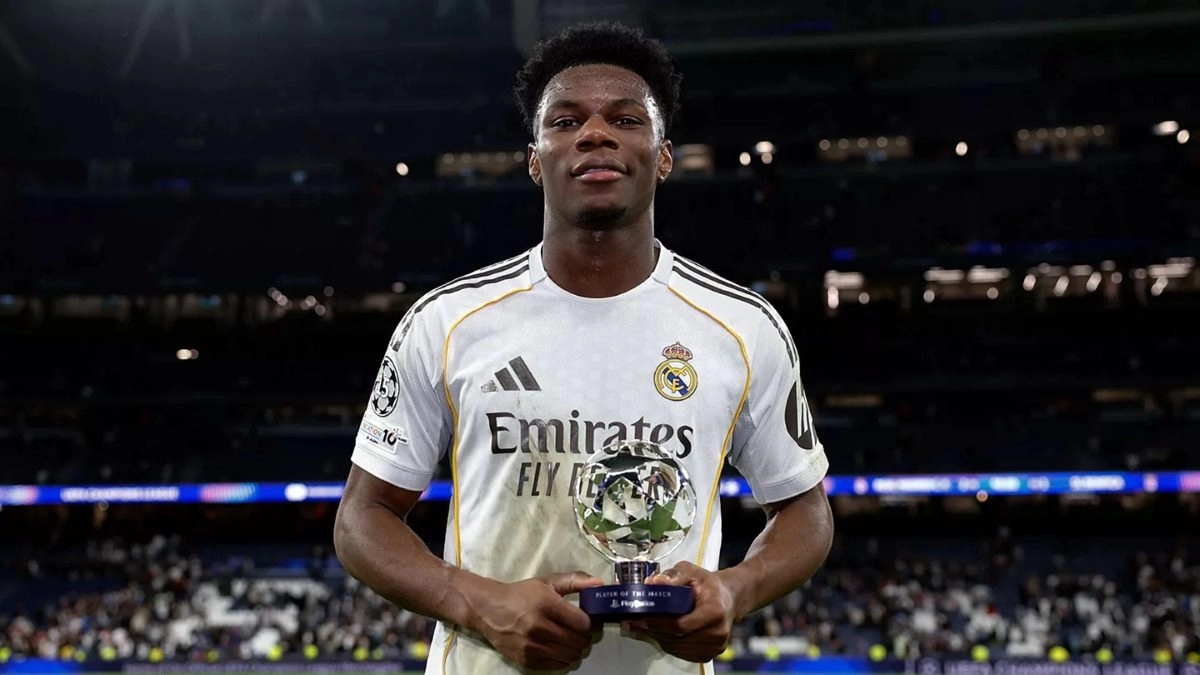 Aurélien Tchouaméni posa con un trofeo en la Champions League