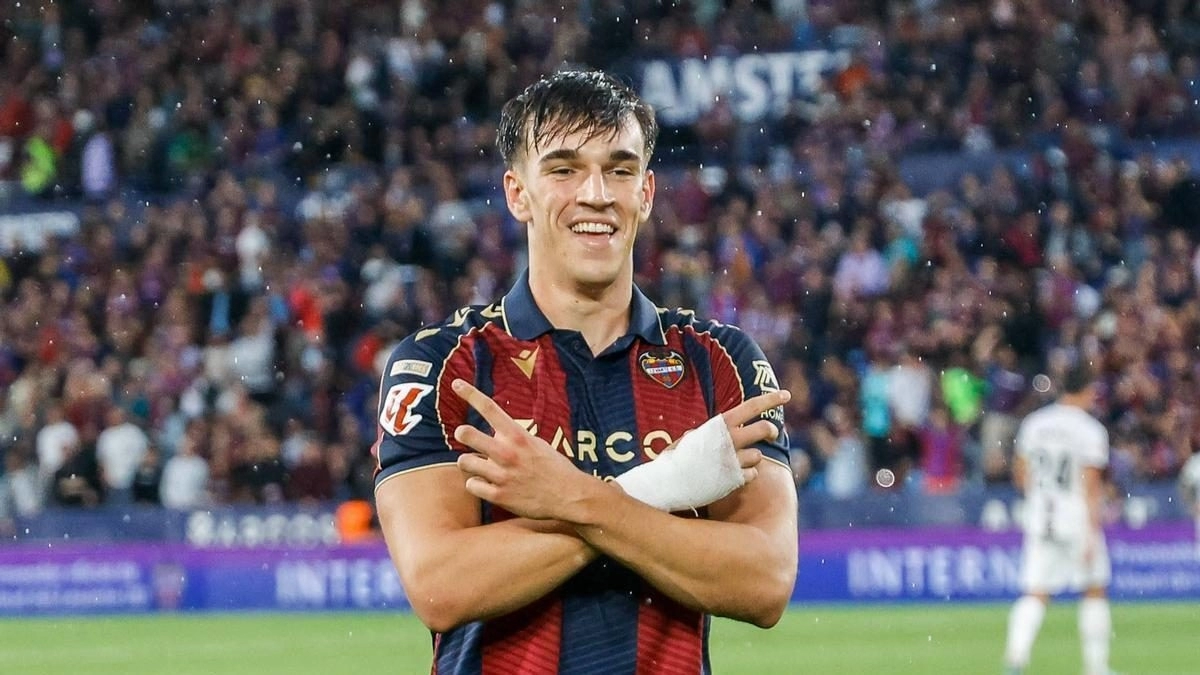 Carlos Espí celebra un gol anotado con el Levante