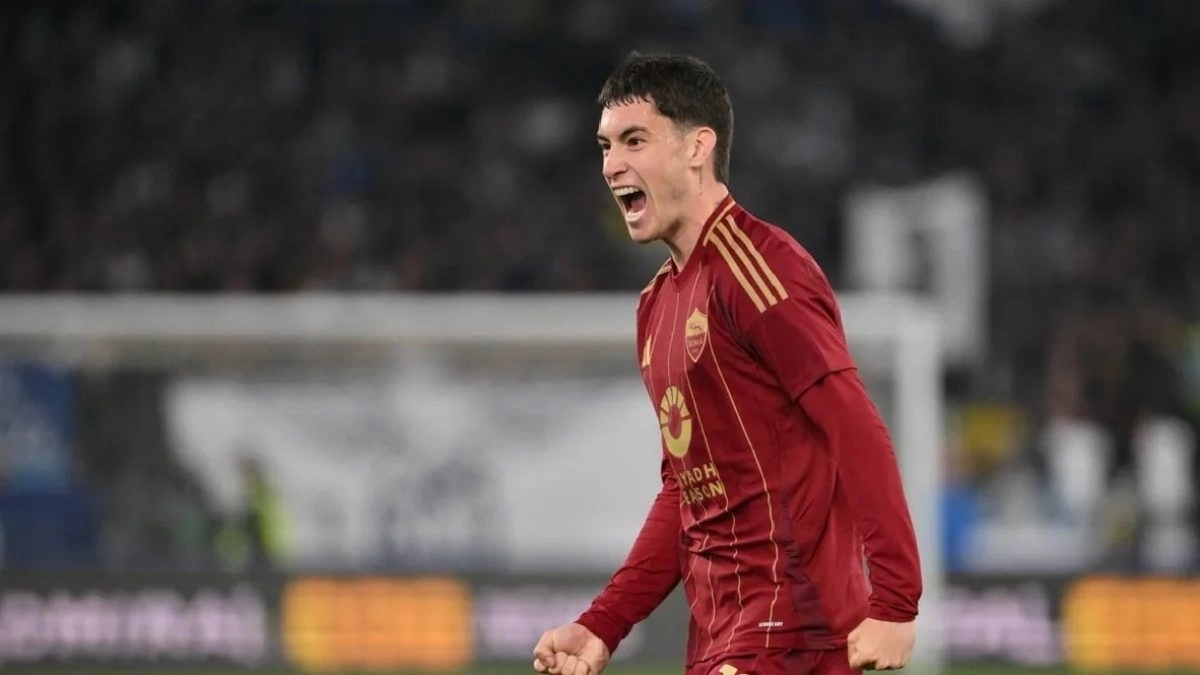 Matías Soulé celebrates a goal scored with Roma