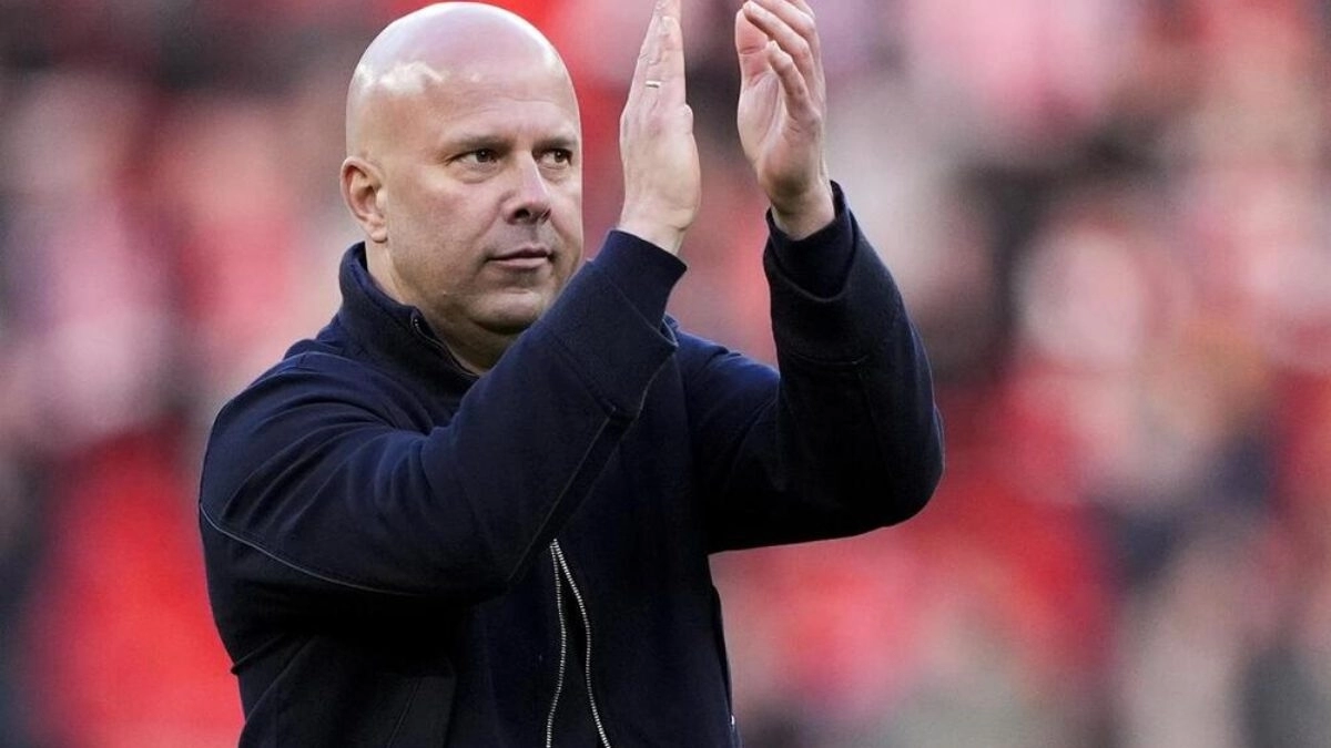 Arne Slot aplaude a los aficionados del Liverpool tras un partido