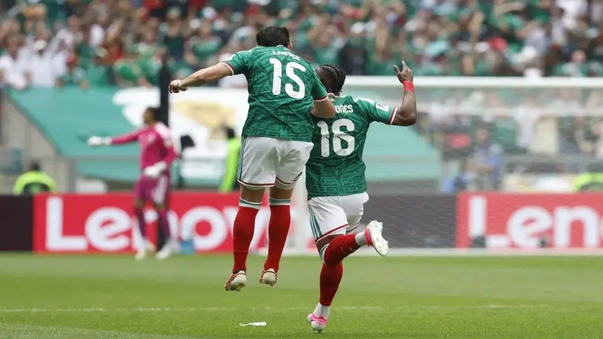 Los jugadores de México celebran el gol de Julián Quiñones en el Mundial