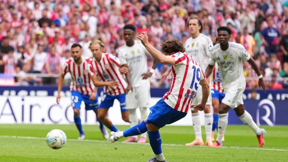Julián Álvarez lanza un penalti en un Atlético de Madrid - Real Madrid