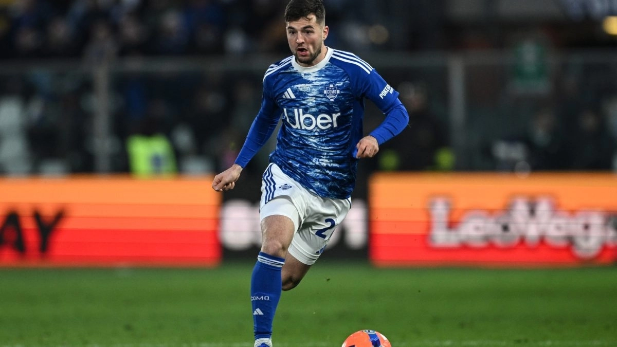 Martin Baturina durante un partido con el Como