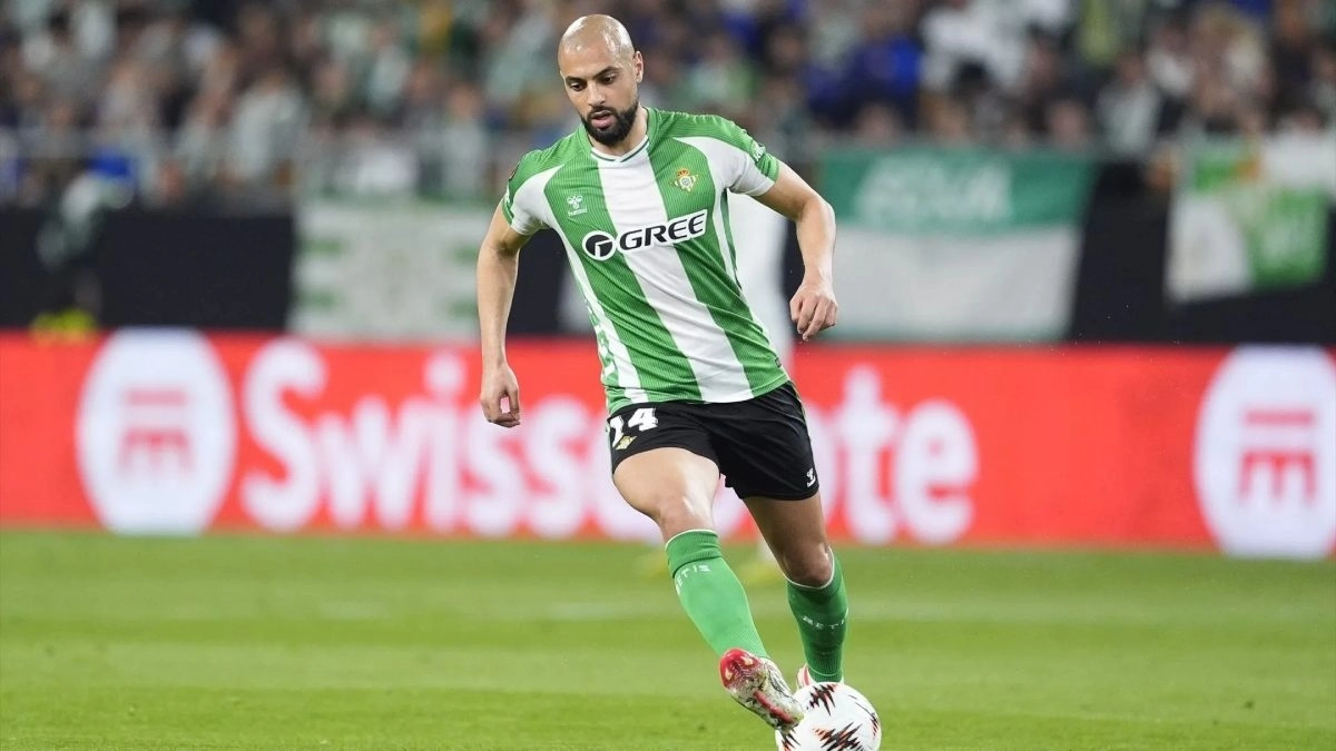 Sofyan Amrabat durante un partido con el Real Betis