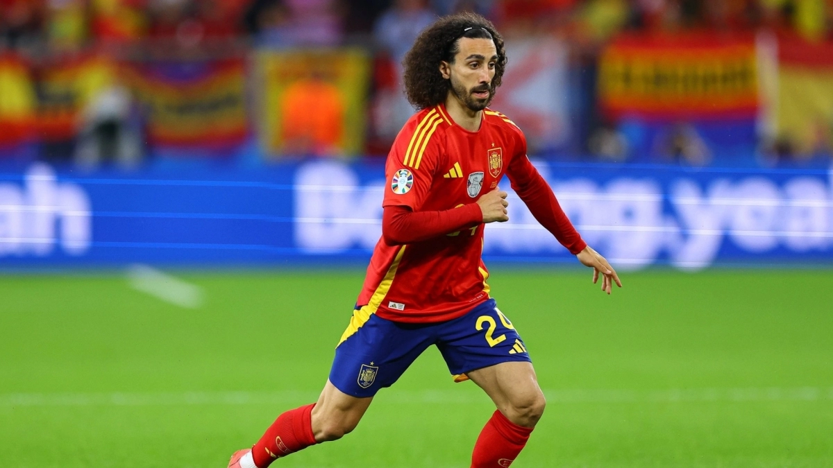 El Barcelona, en carrera por Marc Cucurella