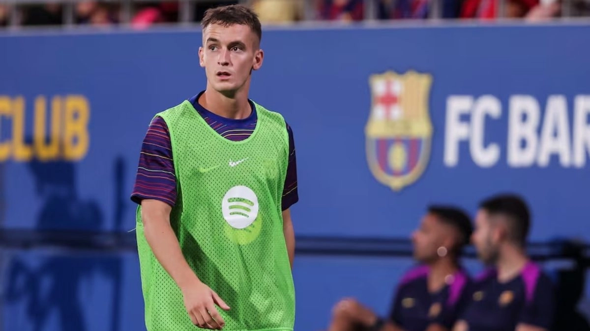 Marc Casadó calienta en un partido del FC Barcelona