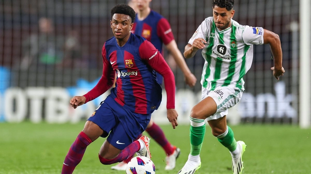 Alejandro Balde y Ayoze Pérez durante un FC Barcelona - Real Betis