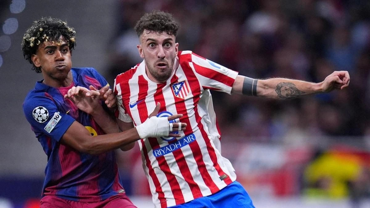 Matteo Ruggeri y Lamine Yamal durante un Atlético de Madrid - FC Barcelona
